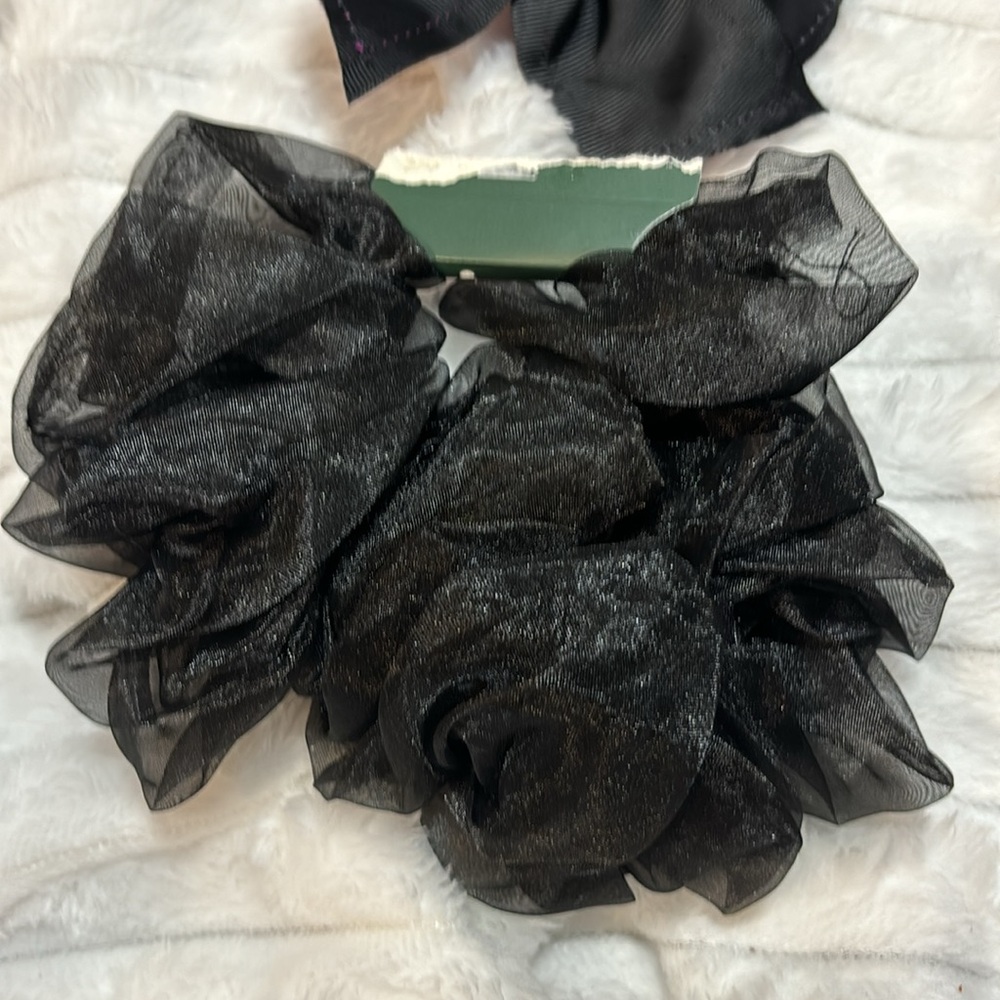 Hair scrunchies and gloves - Picture 6 of 7